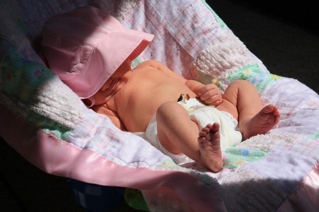 Tắm nắng cho trẻ sơ sinh có tốt như các mẹ vẫn tưởng? Đây là lý giải của BS Trí Đoàn