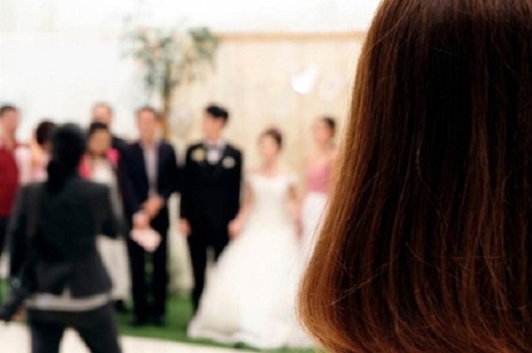 Đi đám cưới, cô gái sốc nặng khi phát hiện chú rể chính là bạn trai mình