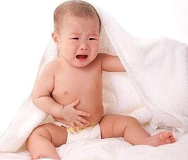 Nhận biết trẻ sơ sinh bị sôi bụng qua đặc điểm phân của trẻ
