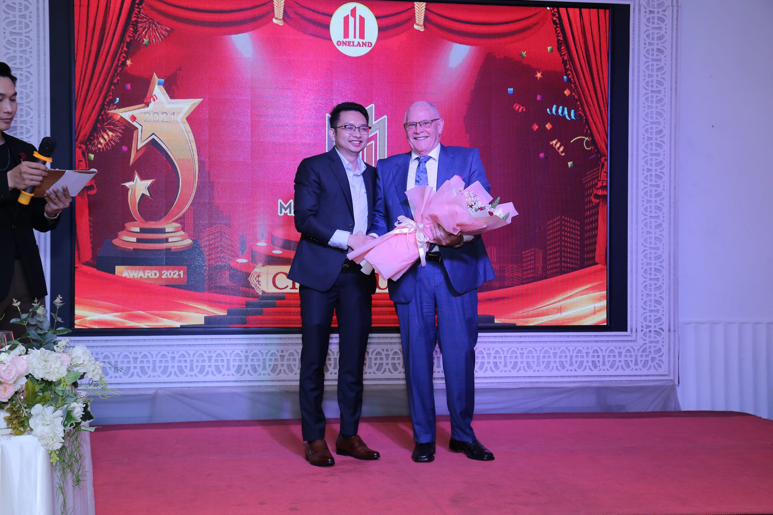 PTGĐ Ông Nguyễn Minh Tuấn tặng hoa tri ân CĐT Masterise Homes